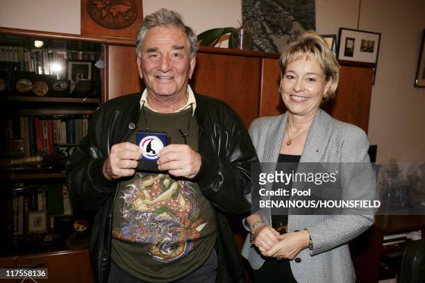 American actor Peter Falk, best known for his role as Lieutenant Columbo in the television series Columbo, receives the medal of 'The Brigade des...