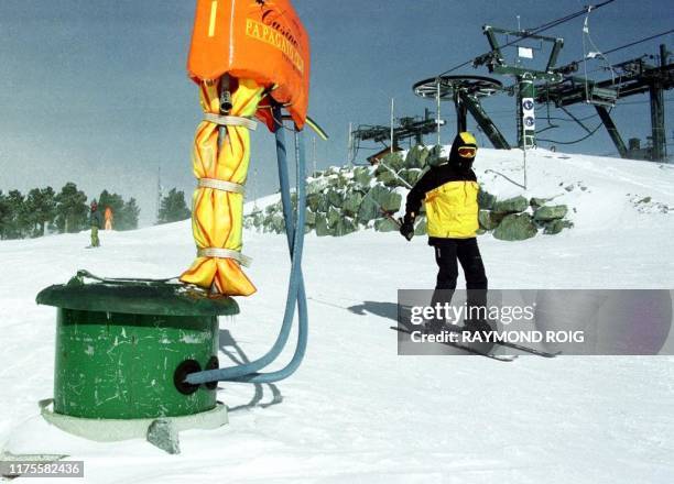 Un skieur s'apprête à descendre une piste, le 20 novembre 1999 à Font-Romeu. La station qui bénéficie d'un enneigement artificiel et de récentes...