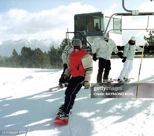 Des skieurs descendent une piste le 20 novembre 1999, à Font-Romeu. La station qui bénéficie d'un enneigement artificiel et les récentes chutes de...