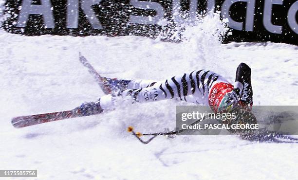 La skieuse allemande Régina Haeusl fait une chute, lors de l'arrivée de la descente, sur la piste de Bormio où se dispute du 15 au 19 mars les...