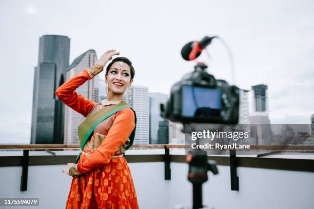 indische frau vlogging traditionelle tanz routine und kleidung - folkloric stock-fotos und bilder