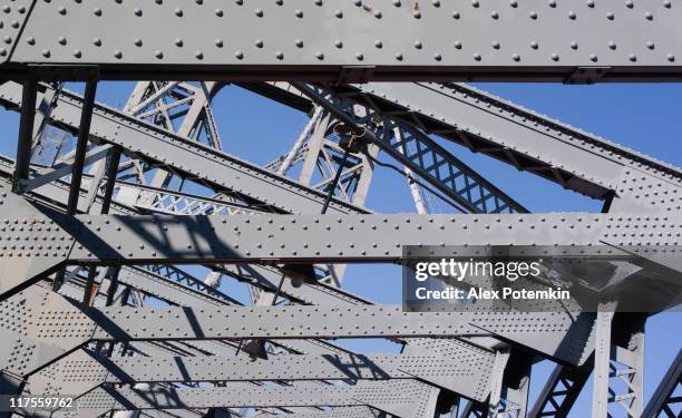 industryal structure: williamsburg bridge between manhattan and brooklyn - mens gemaakte bouwwerken stockfoto's en -beelden