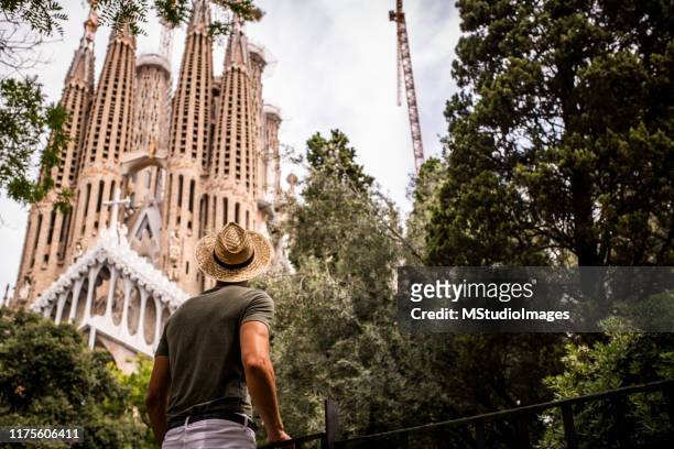 tourist in barcelona. - barcelona sagrada familia stock-fotos und bilder