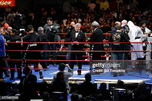 Boxing Rounds Commentator 294 Boxing Ring Announcer Stock Photos, High-Res Pictures, and Images ...