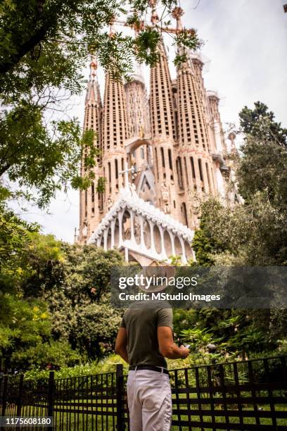 touriste à barcelone. - sagrada familia photos et images de collection