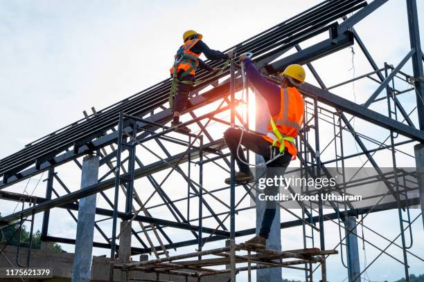 construction worker wearing safety harness. - trabalhador manual imagens e fotografias de stock