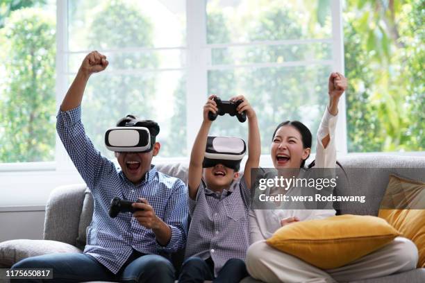 father and son wearing the virtual reality glasses playing video game - entertainment best pictures of the day january 07 2015 stockfoto's en -beelden