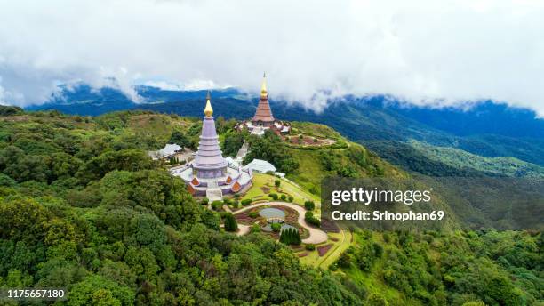 phra mahathat naphamethanidon and phra mahathat naphaphon phum siri at doi inthanon, thailand. these two stupas are dedicated to the recently late king and his wife. - dipartimento degli interni degli stati uniti d'america foto e immagini stock