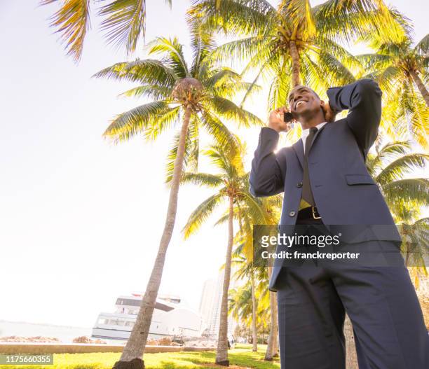 hombre de negocios por teléfono en el centro de miami - surfer sur le net fotografías e imágenes de stock
