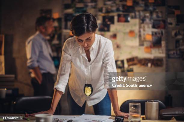 woman detective looking for evidence - female fbi stock pictures, royalty-free photos & images