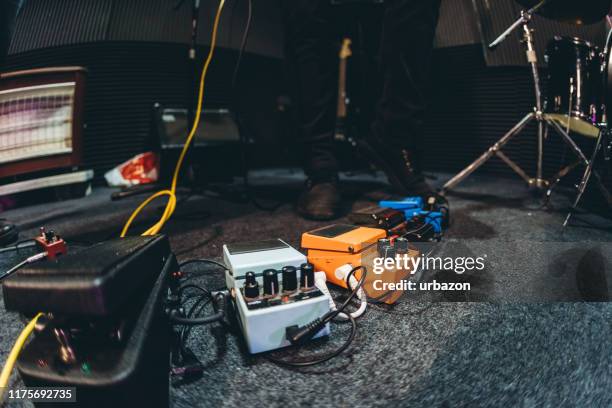 gitaar effectpedalen - guitar pedal stockfoto's en -beelden