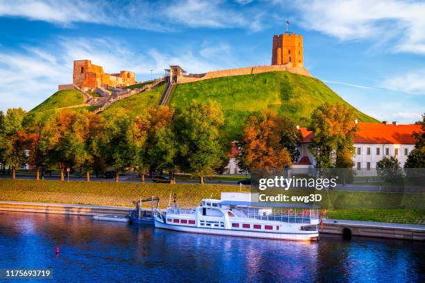 wilia river and ruines of gediminas tower on the hill, vilnius, lithuania - vilnius lituânia imagens e fotografias de stock