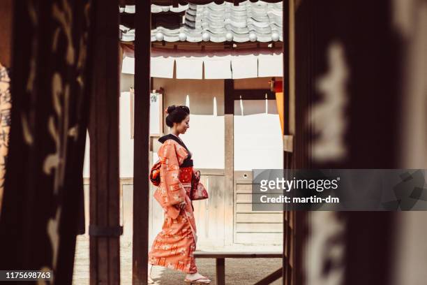 geisha - kioto prefectuur stockfoto's en -beelden