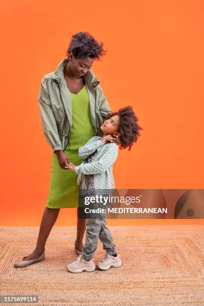 madre e hija étnicaa afroamericana abrazo - african kids stylish fotografías e imágenes de stock