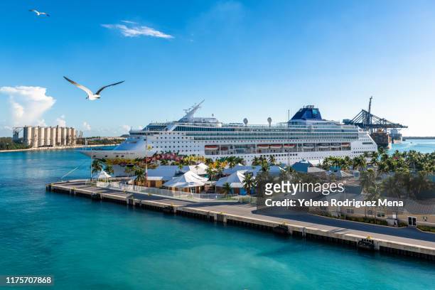 freeport, bahamas, norwegian cruise ship in the city port - freeport bahamas stock pictures, royalty-free photos & images