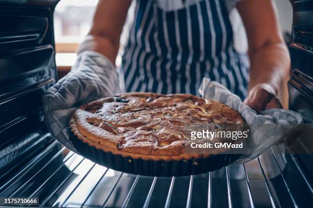 baking fig tart with almond, pistachio and mascarpone - tarte de sobremesa imagens e fotografias de stock