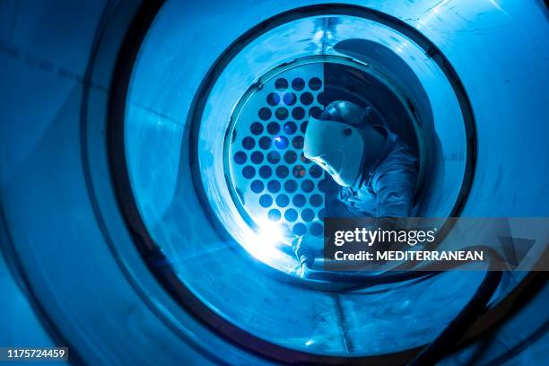 schweißer mann schweißen ein multitubularer wärmetauscher - confined space stock-fotos und bilder