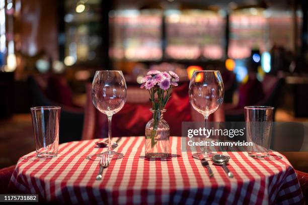dining table in the luxury restaurant - 浪漫 個照片及圖片檔
