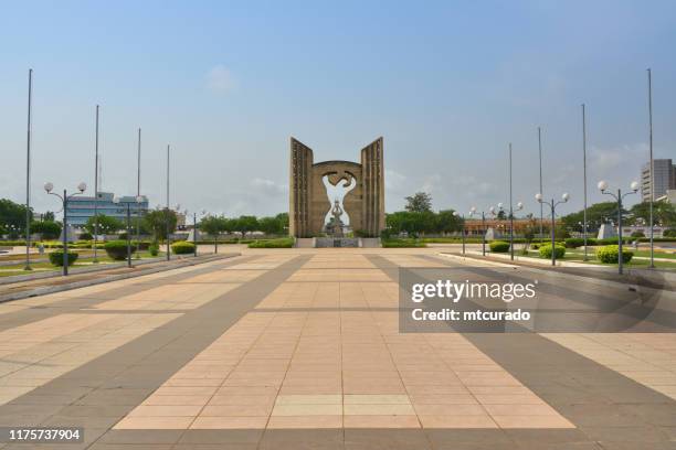 onafhankelijkheidsplein, het centrum en symbool van lomé, togo - togo stockfoto's en -beelden