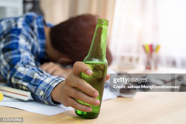 young drunk man - comazuipen stockfoto's en -beelden