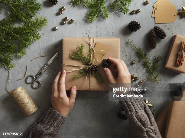 mujer decorando regalos de navidad - maple tree fotografías e imágenes de stock