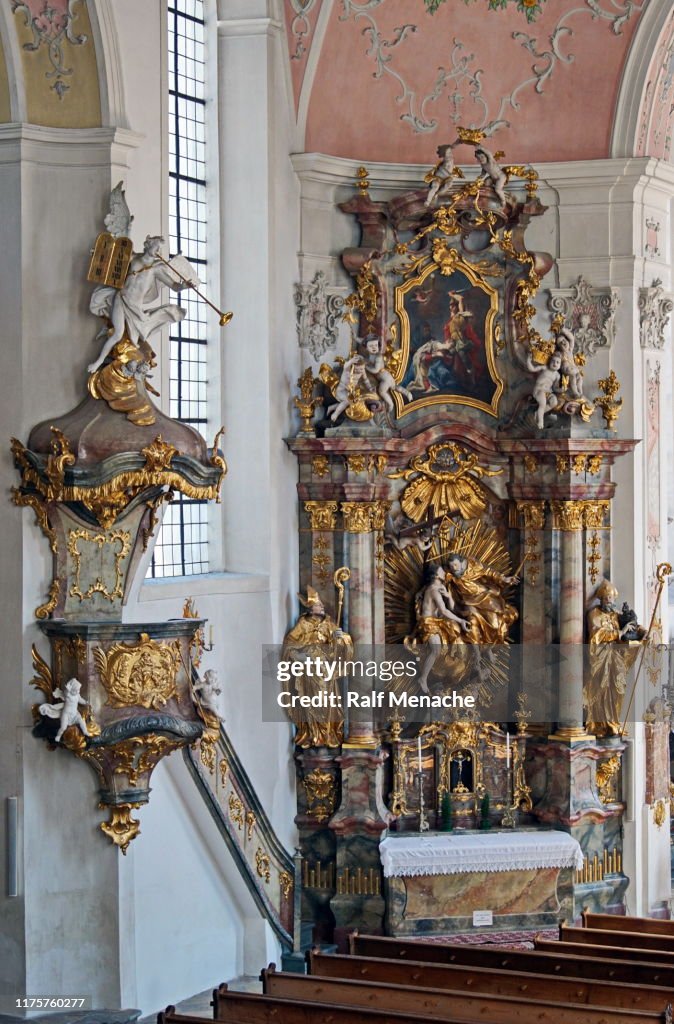 Púlpito Y Altar De La Santísima Trinidad En La Iglesia Parroquial Católica De San Pedro Y San Pablo Oberammergau Baviera Alemania Foto de stock - Getty Images Púlpito Y Altar De La Santísima Trinidad En La Iglesia Parroquial Católica De San Pedro Y San Pablo Oberammergau Baviera Alemania Foto de stock - Getty Images
