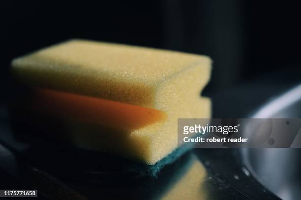 yellow kitchen sponge - topfreiniger stock-fotos und bilder