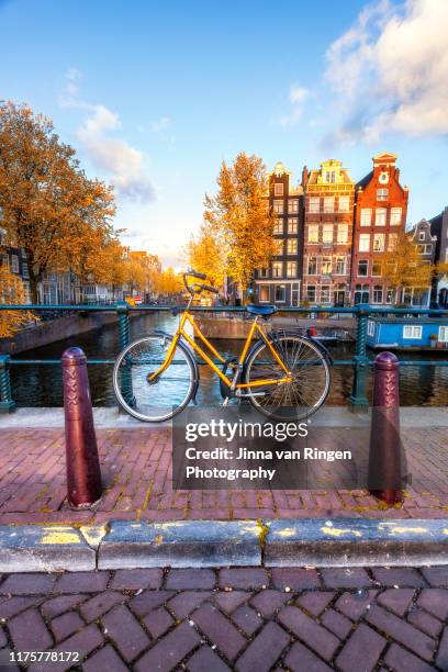 bicycle on a bridge in amsterdam - amsterdam dusk evening foto e immagini stock