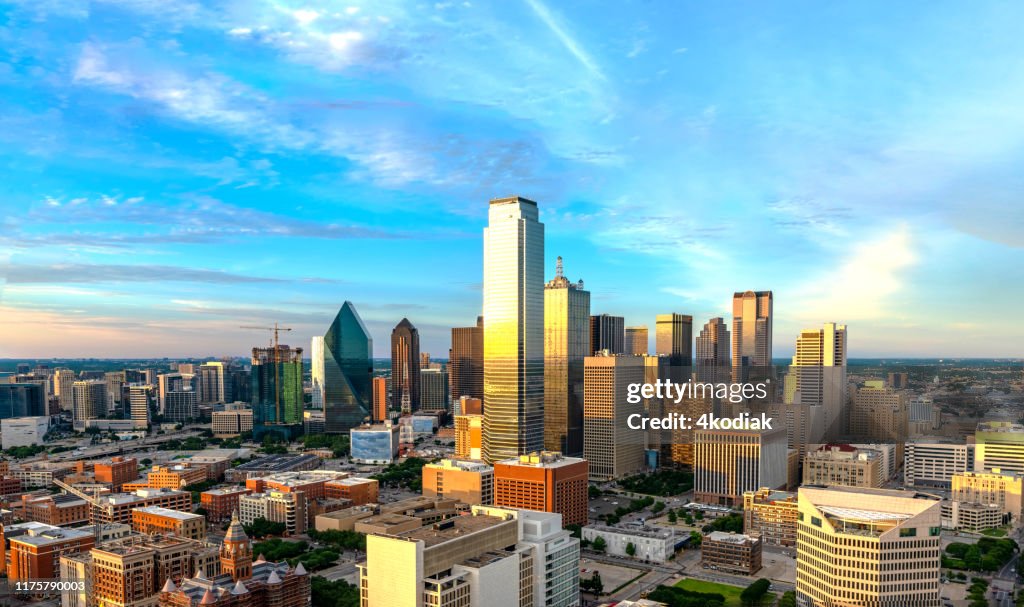 Skyline von Dallas in der Dämmerung 2019