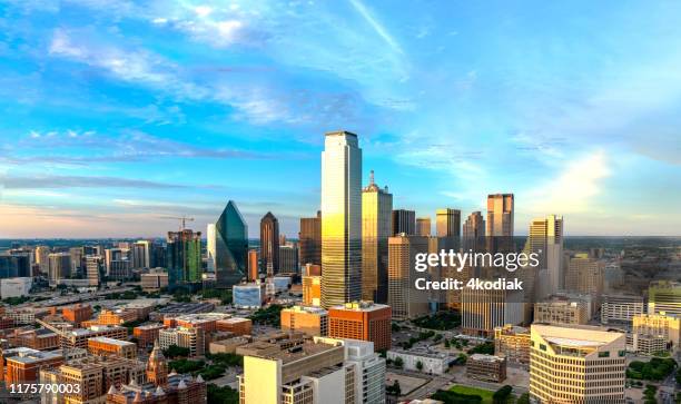 skyline von dallas in der dämmerung 2019 - dallas tx stock-fotos und bilder