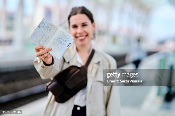 añadiendo los sellos a mi pasaporte - sello de pasaporte fotografías e imágenes de stock