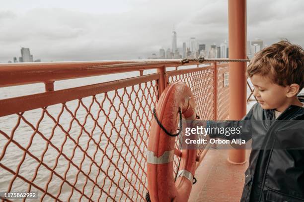 familie in einer fähre in new york city - staten island ferry stock-fotos und bilder