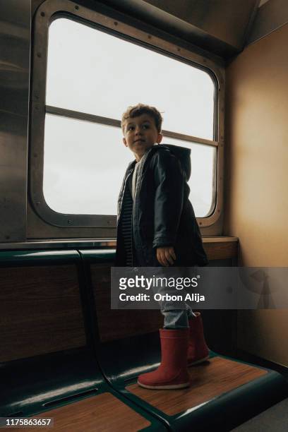 família em uma balsa em new york city - staten island ferry - fotografias e filmes do acervo