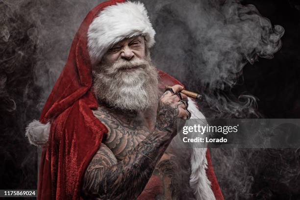 slechte kerstman met messen - dirty santa stockfoto's en -beelden