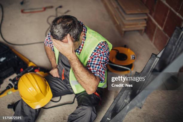 ferimento físico no trabalho do trabalhador da construção - physical injury - fotografias e filmes do acervo