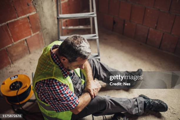 physical injury at work of construction worker - ferido imagens e fotografias de stock