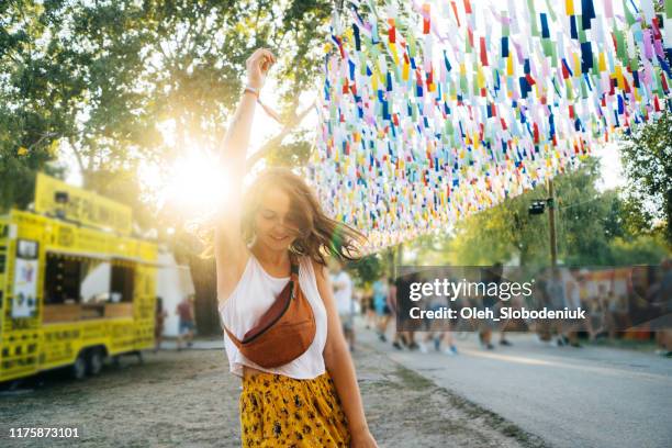 vrouw met plezier op muziekfestival in de zomer - multi colored skirt stockfoto's en -beelden