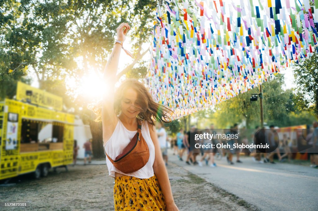 Mulher que tem o divertimento no Festival da música no verão