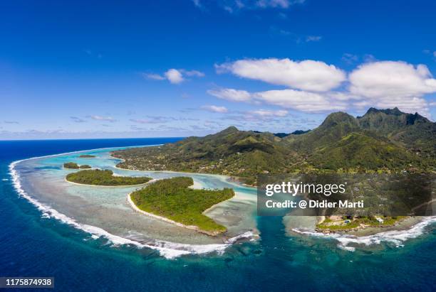 stunning aerial view of the muri beach and lagoon, in rarotonga in the cook island. - rarotonga fotografías e imágenes de stock