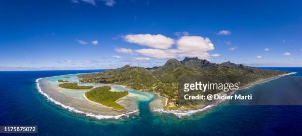 aerial view of the rarotonga island, with the muri beach and lagoon, in the cook island. - rarotonga fotografías e imágenes de stock