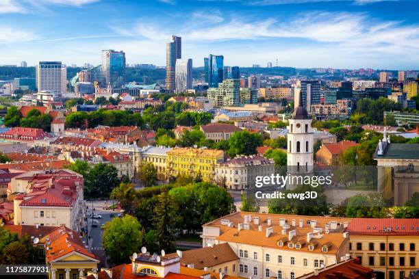 luftaufnahme der altstadt und des modernen zentrums von vilnius, litauen - historic district stock-fotos und bilder