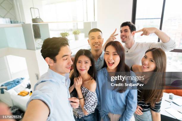 sorridi e posa per un selfie! - victory sign smile foto e immagini stock