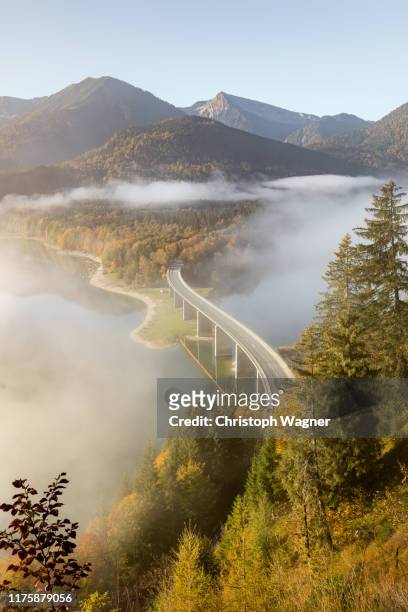 bayerische alpen - sylvensteinsee - río isar fotografías e imágenes de stock