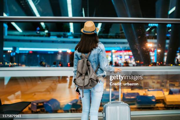 mujer esperando un vuelo - hacer una reserva fotografías e imágenes de stock