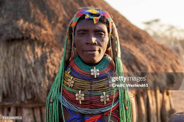 muhila woman with her characteristic hairstyle and necklaces, kehamba, chibia, angola. - collier et femme photos et images de collection