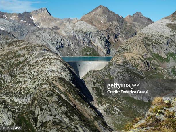 lago cavagnoli alpine reservoir near robiei, switzerland - wegweiser schweiz stock-fotos und bilder