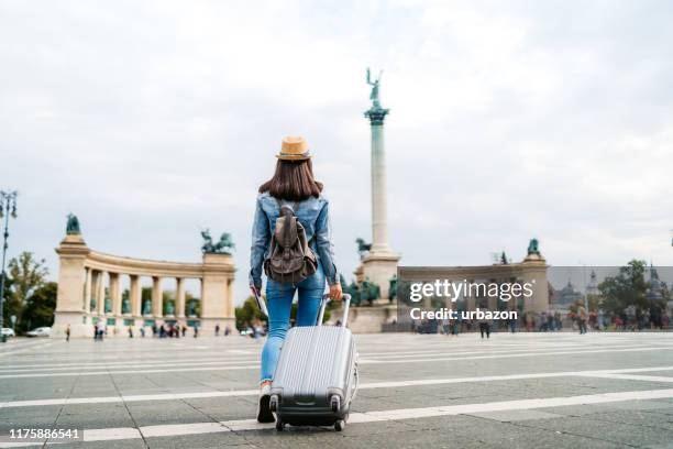 tourist woman visiting budapest - students map imagens e fotografias de stock