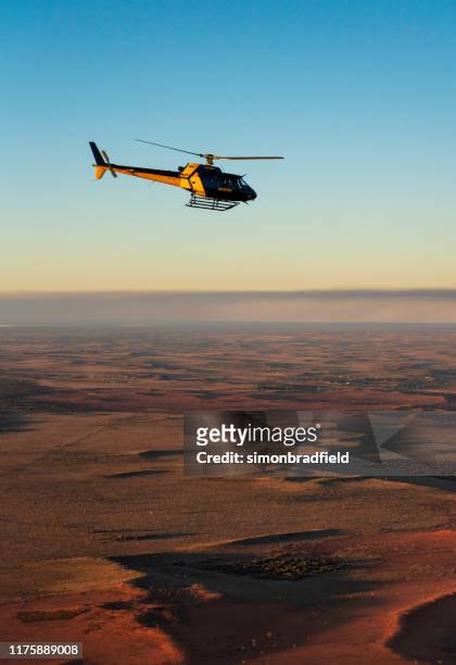 helicóptero sobre o parque nacional uluru-kata tjuta - uluru - fotografias e filmes do acervo