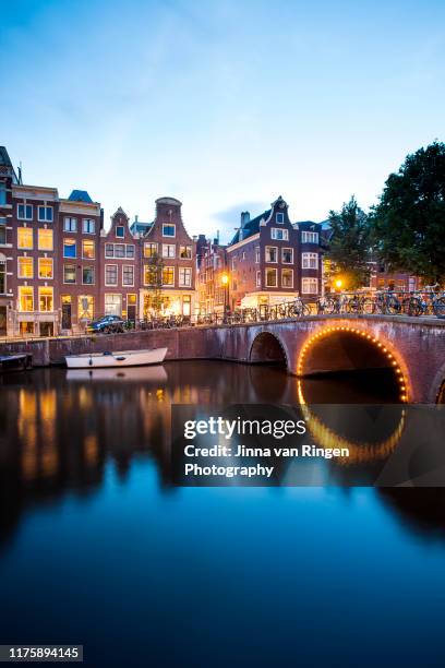 amsterdam canal evening houses - amsterdam night stock-fotos und bilder