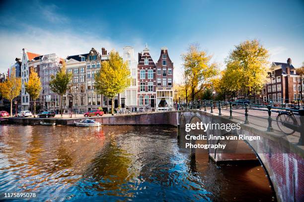 bridges over the keizersgracht canal in amsterdam during autumn - keizersgracht fotografías e imágenes de stock